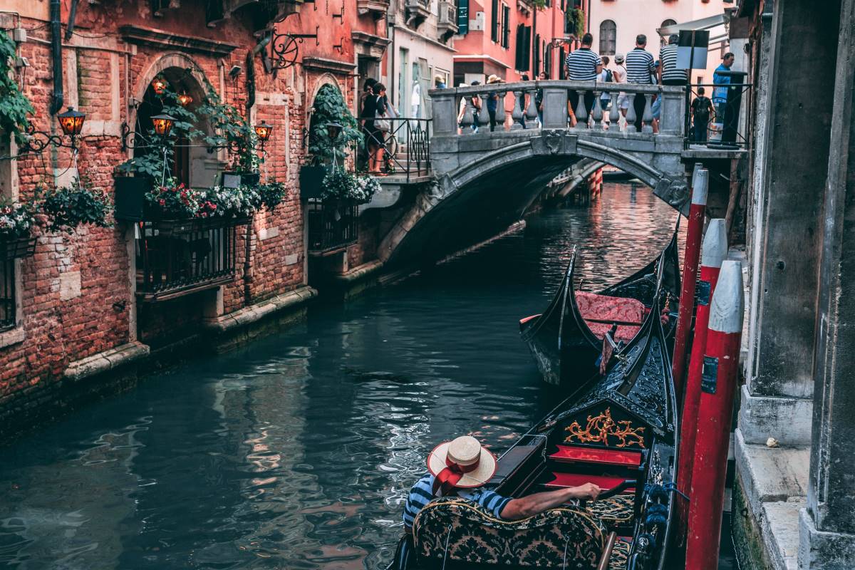 20 Must-See Seværdigheder i Venedig - Gondoltur - Rejs Dig Lykkelig