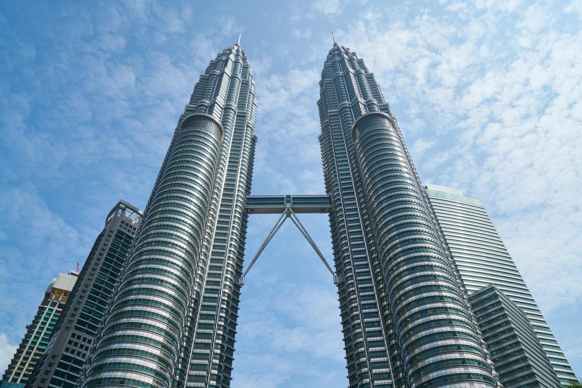 Must see seværdigheder og oplevelser i Kuala Lumpur - Petronas Towers - Rejs Dig Lykkelig