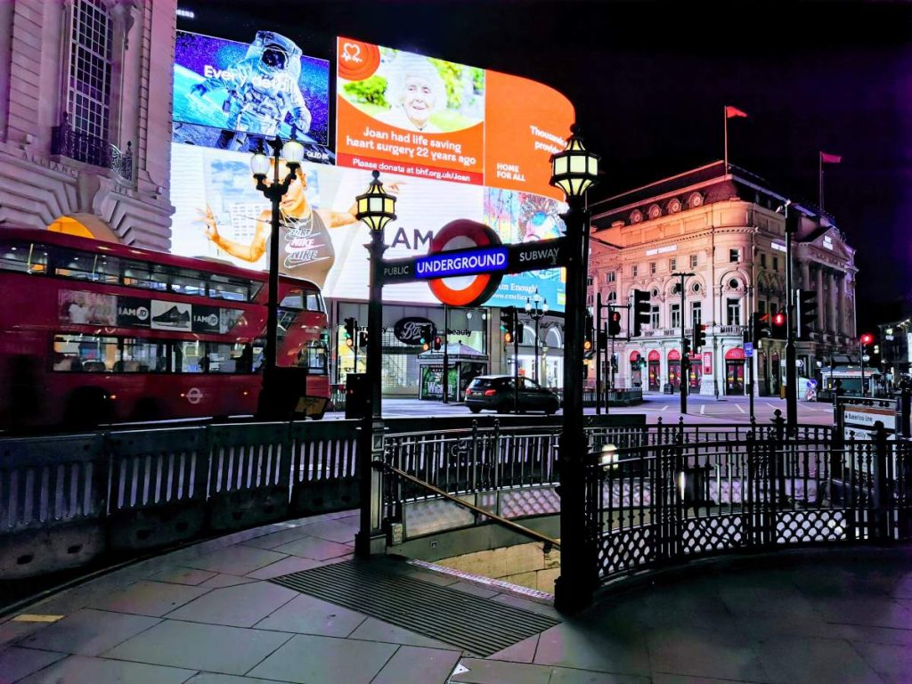 London Bucketlist; 60+ oplevelser i London - Piccadilly Circus - Rejs Dig Lykkelig