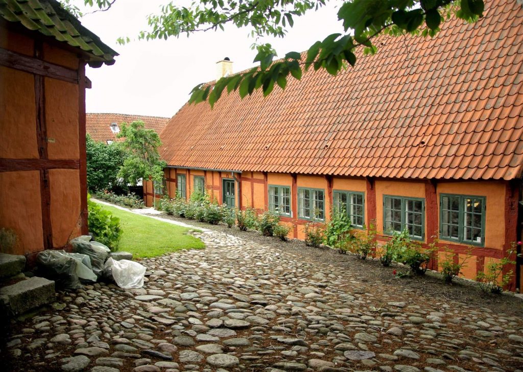 Seværdigheder og Oplevelser i Ebeltoft - Farvegården - Rejs Dig Lykkelig