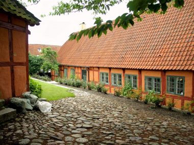 Seværdigheder og Oplevelser i Ebeltoft - Farvegården - Rejs Dig Lykkelig
