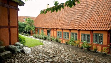 Seværdigheder og Oplevelser i Ebeltoft - Farvegården - Rejs Dig Lykkelig