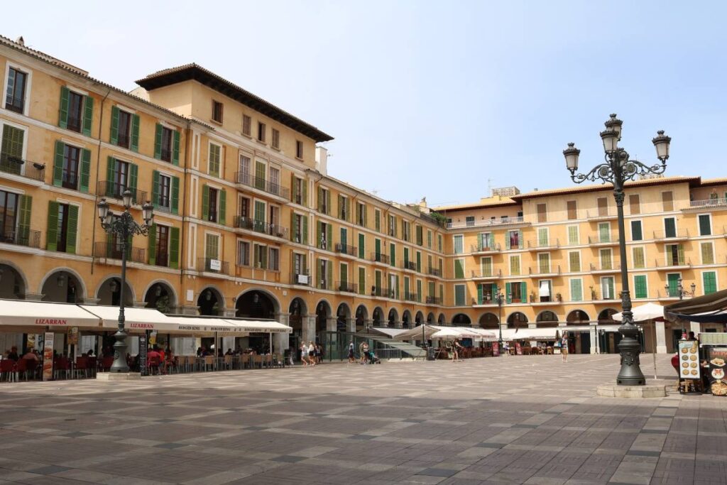 12 Seværdigheder og Oplevelser i Palma de Mallorca - Plaza Mayor - Rejs Dig Lykkelig