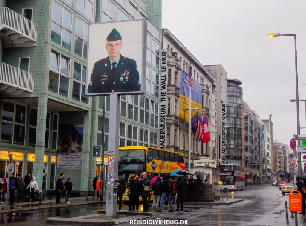 31 Must-See Seværdigheder i Berlin - Checkpoint Charlie - Rejs Dig Lykkelig