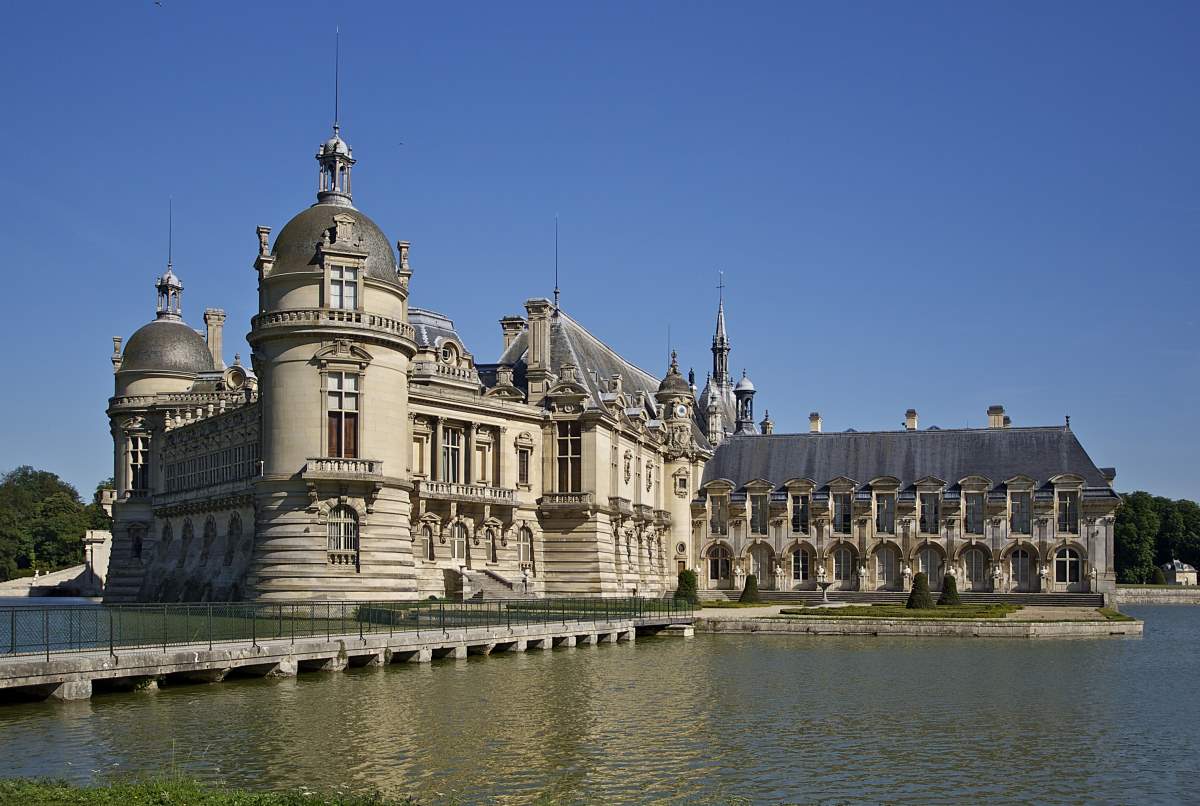 Smukke Slotte i Frankrig - Château de Chantilly - Rejs Dig Lykkelig