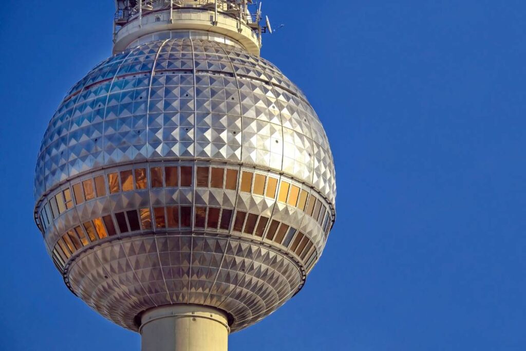 Sjove Oplevelser i Berlin for Børn og Teenagere - Berliner Fernsehturm - Rejs Dig Lykkelig