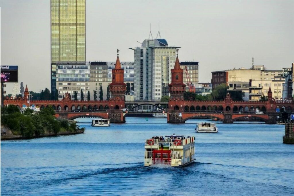 Sjove Oplevelser i Berlin for Børn og Teenagere - Sejltur på Spree - Rejs Dig Lykkelig