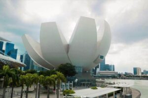 18 Seværdigheder og Oplevelser i Singapore - ArtScience Museum - Rejs Dig Lykkelig