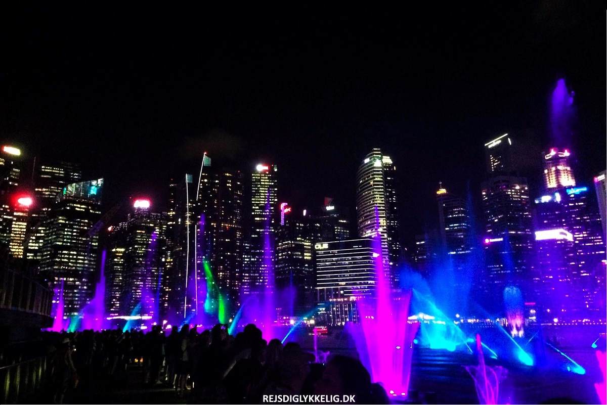 18 Seværdigheder og Oplevelser i Singapore - Wonder Full Showet - Rejs Dig Lykkelig