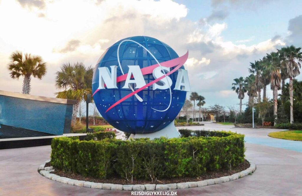 Globussen foran besøgscentret - Rejs Dig Lykkelig