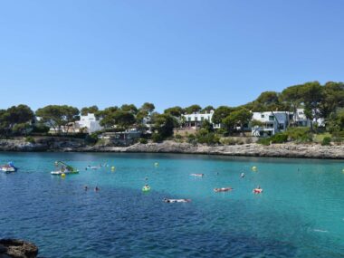 Guide til de Bedste Steder at Bo på Mallorca - Cala d'Or - Rejs Dig Lykkelig