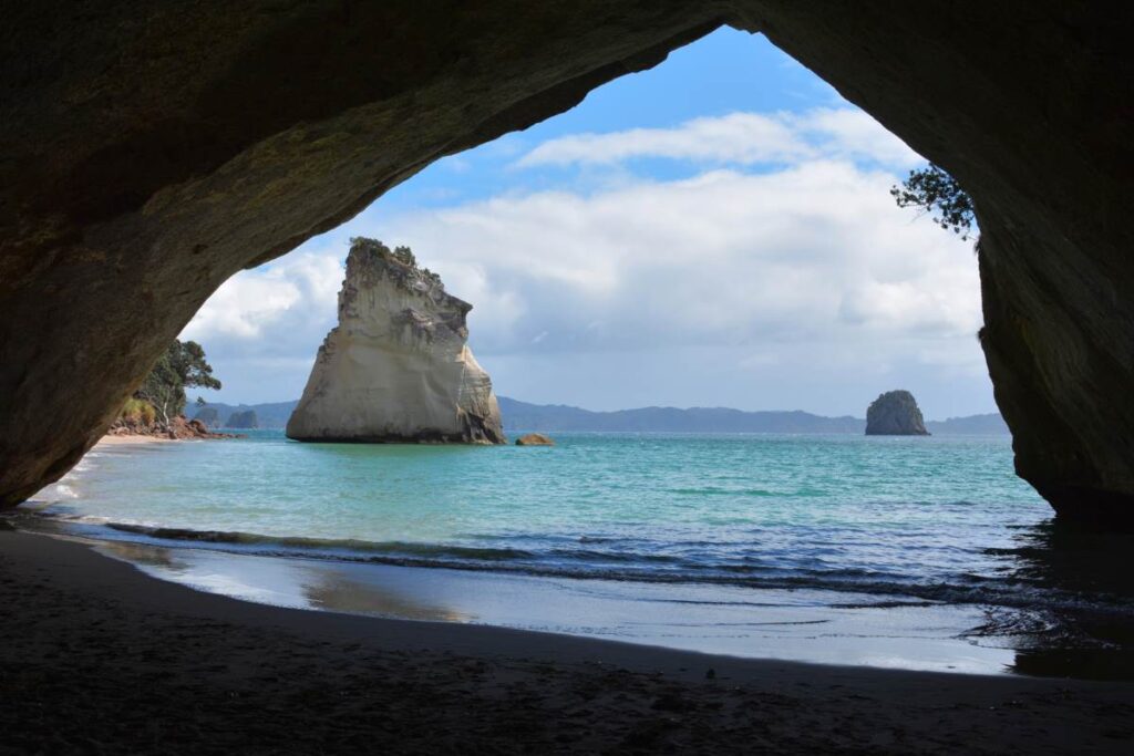 Oplevelser på Nordøen i New Zealand - Cathedral Cove - Rejs Dig Lykkelig