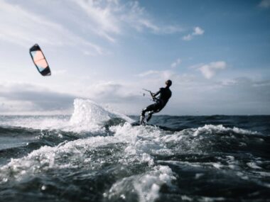 Vilde Action Oplevelser i Jylland - Surfing - Rejs Dig Lykkelig