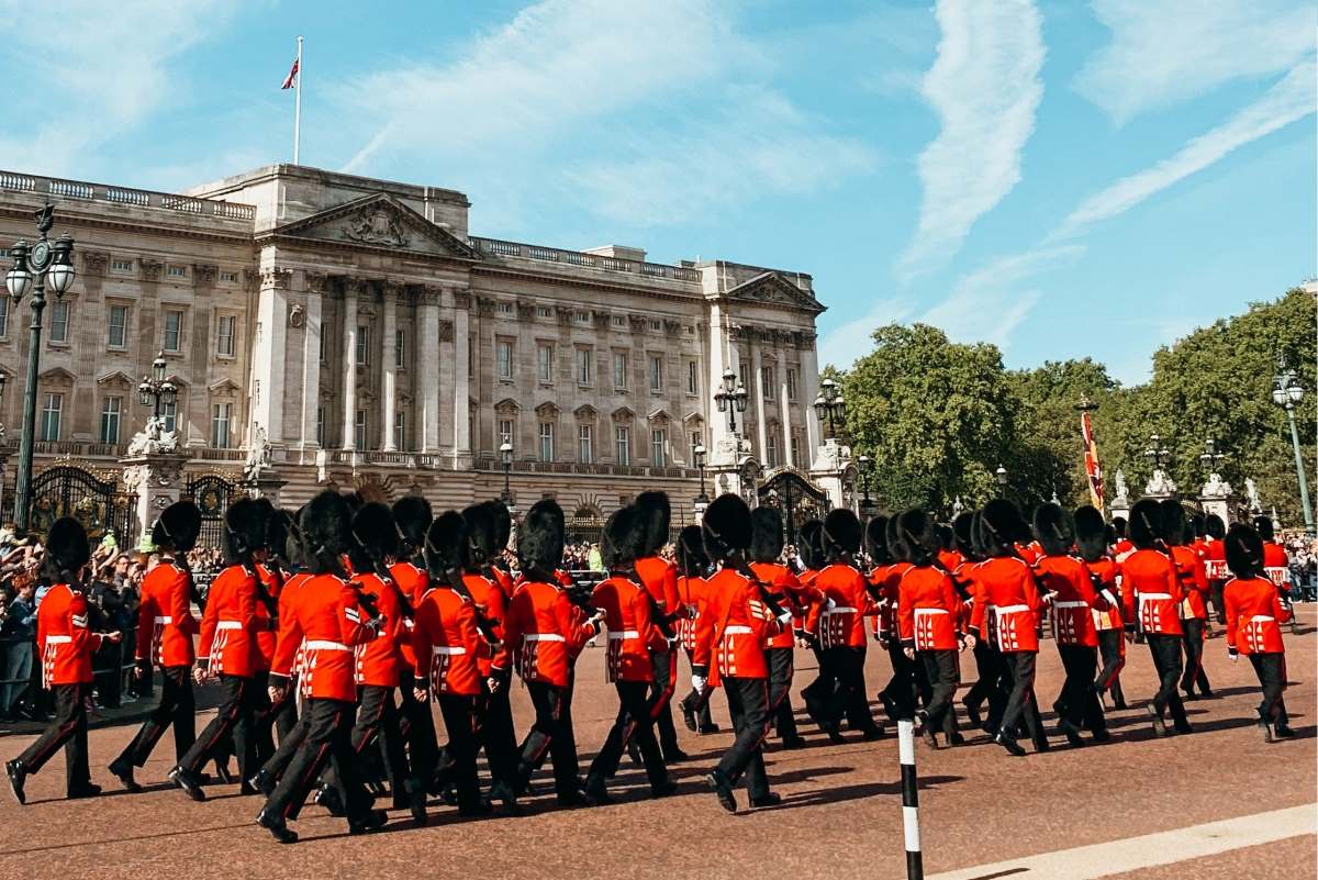 Vagtskiftet foran Buckingham Palace - Rejs Dig Lykkelig