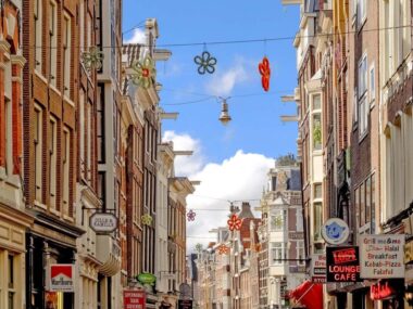 De Bedste Steder til Shopping i Amsterdam - Nieuwendijk - Rejs Dig Lykkelig