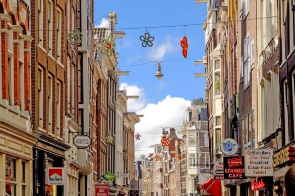 De Bedste Steder til Shopping i Amsterdam - Nieuwendijk - Rejs Dig Lykkelig