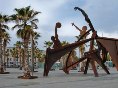 De Bedste Strande i Barcelona - Sant Sebastiá - Rejs Dig Lykkelig