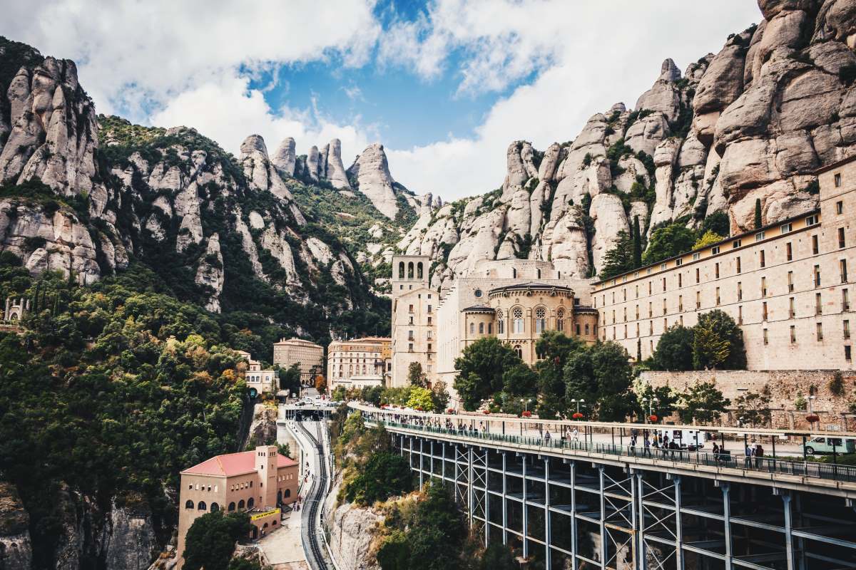 Gode Dagsture og Udflugter fra Barcelona - Montserrat - Rejs Dig Lykkelig