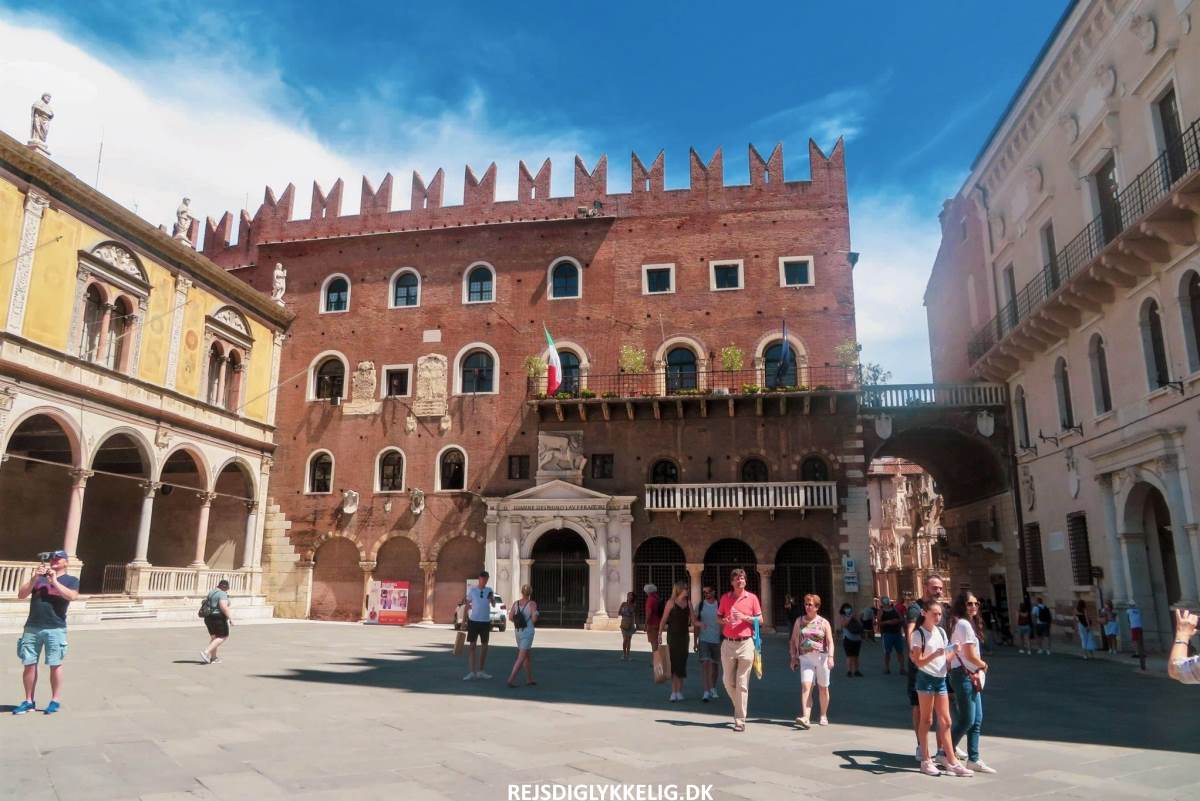 Seværdigheder og Oplevelser i Verona - Piazza dei Signori - Rejs Dig Lykkelig