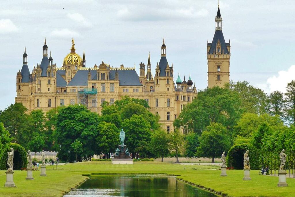 Seværdigheder og Oplevelser i Nordtyskland - Schloss Schwerin - Rejs Dig Lykkelig