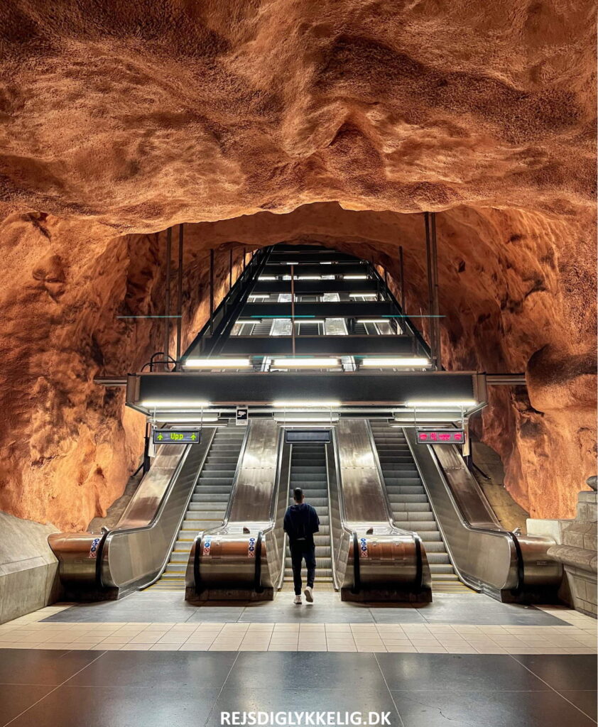 Metrostationer - Rådhuset Station - Rejs Dig Lykkelig