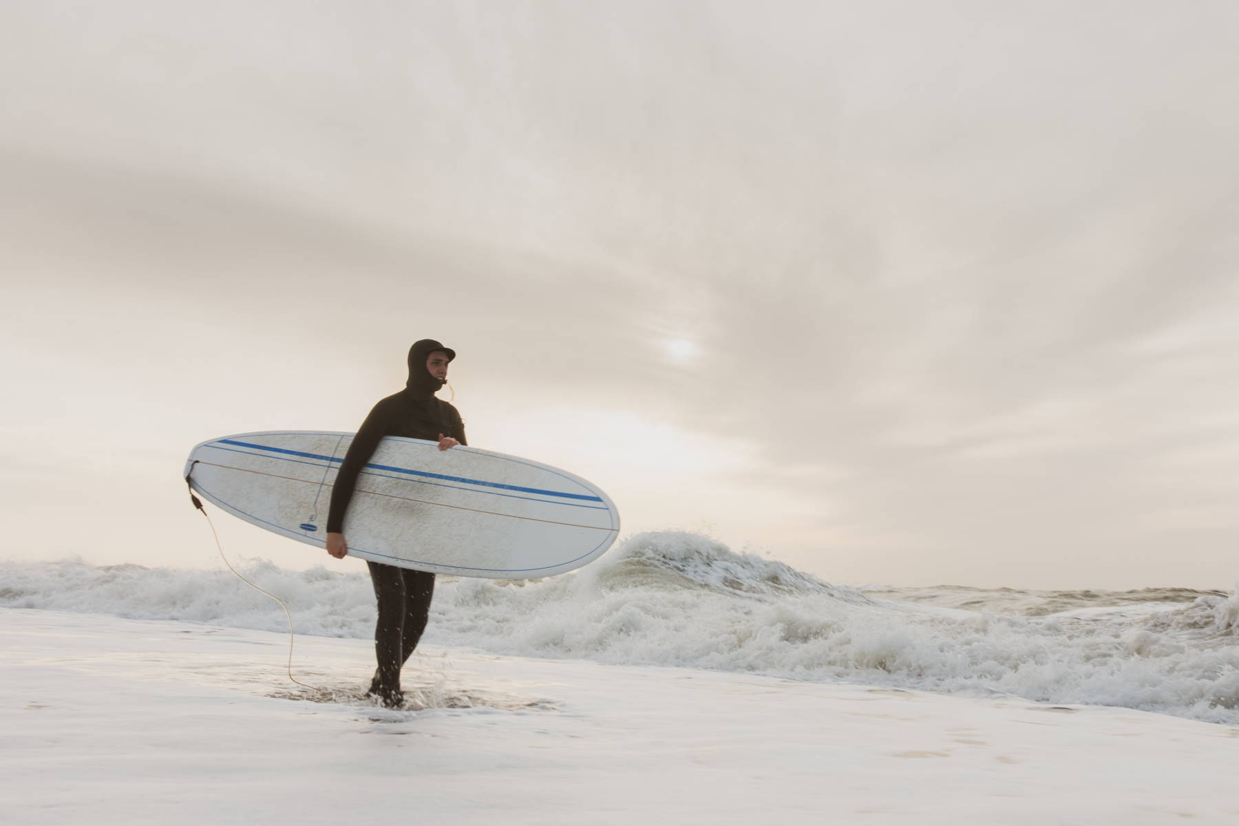 Seværdigheder og Oplevelser i Hvide Sande - Surfing - Rejs Dig Lykkelig