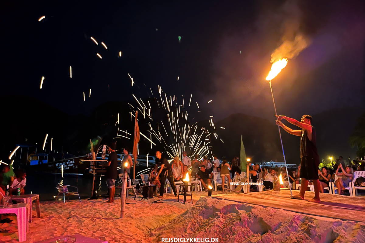 Seværdigheder og Oplevelser på Phi Phi-øerne - Ildshow - Rejs Dig Lykkelig