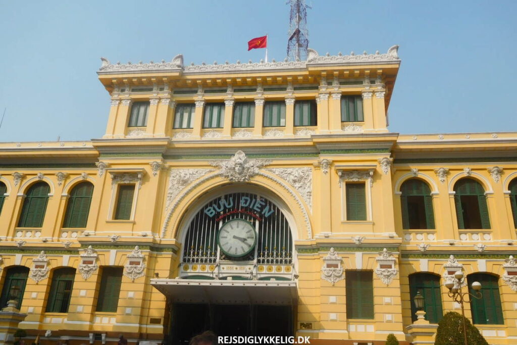 Seværdigheder og Oplevelser i Ho Chi Minh City - Det Centrale Postkontor - Rejs Dig Lykkelig