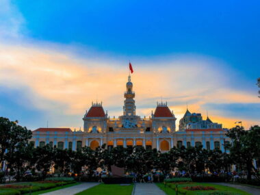 Seværdigheder og Oplevelser i Ho Chi Minh City - Folkekomiteens Hus på Nguyen Hue Street - Rejs Dig Lykkelig