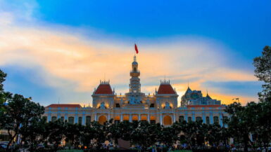 Seværdigheder og Oplevelser i Ho Chi Minh City - Folkekomiteens Hus på Nguyen Hue Street - Rejs Dig Lykkelig
