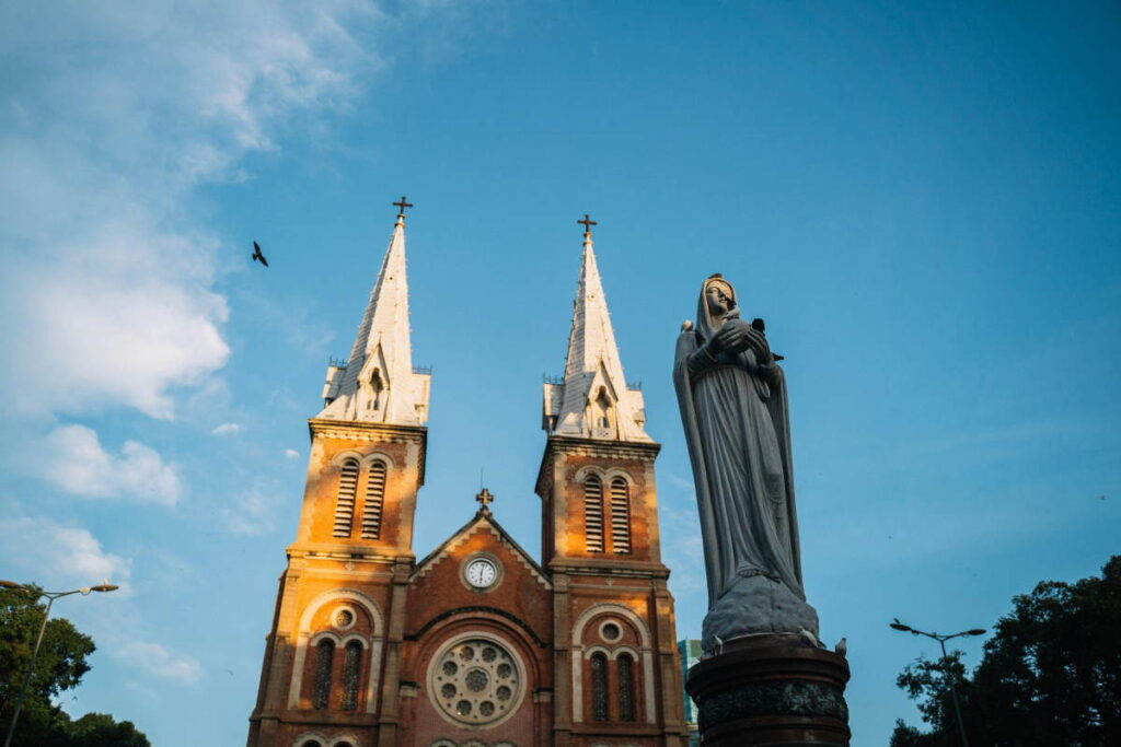 Seværdigheder og Oplevelser i Ho Chi Minh City - Notre Dame-katedralen - Rejs Dig Lykkelig