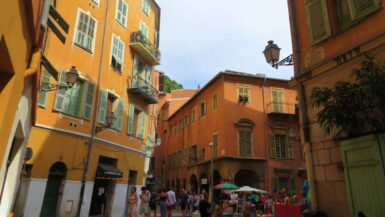 Udforsk Den Gamle Bydel i Nice - Tag på shopping - Rejs Dig Lykkelig