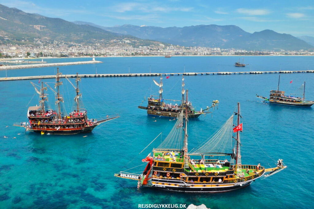 Gode Oplevelser i Alanya med Børn - Bådtur - Rejs Dig Lykkelig