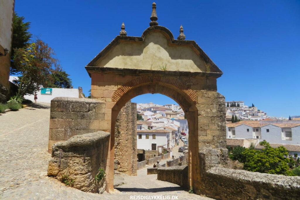 Seværdigheder og Oplevelser i Ronda - Arco de Felipe V - Rejs Dig Lykkelig