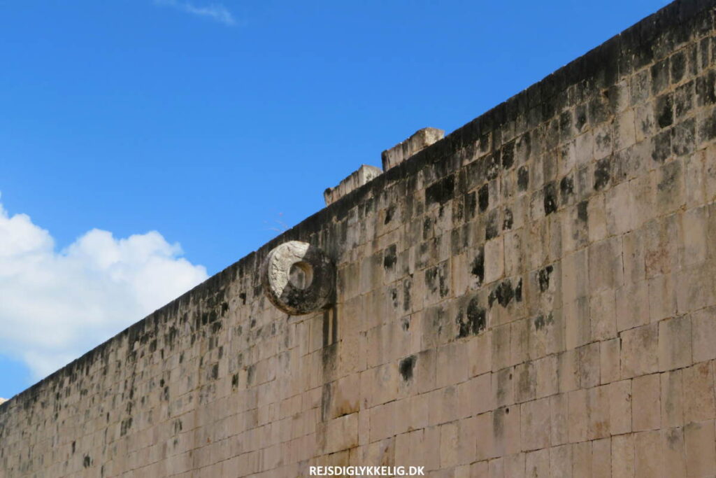 En af stenringene på boldbanen - Rejs Dig Lykkelig