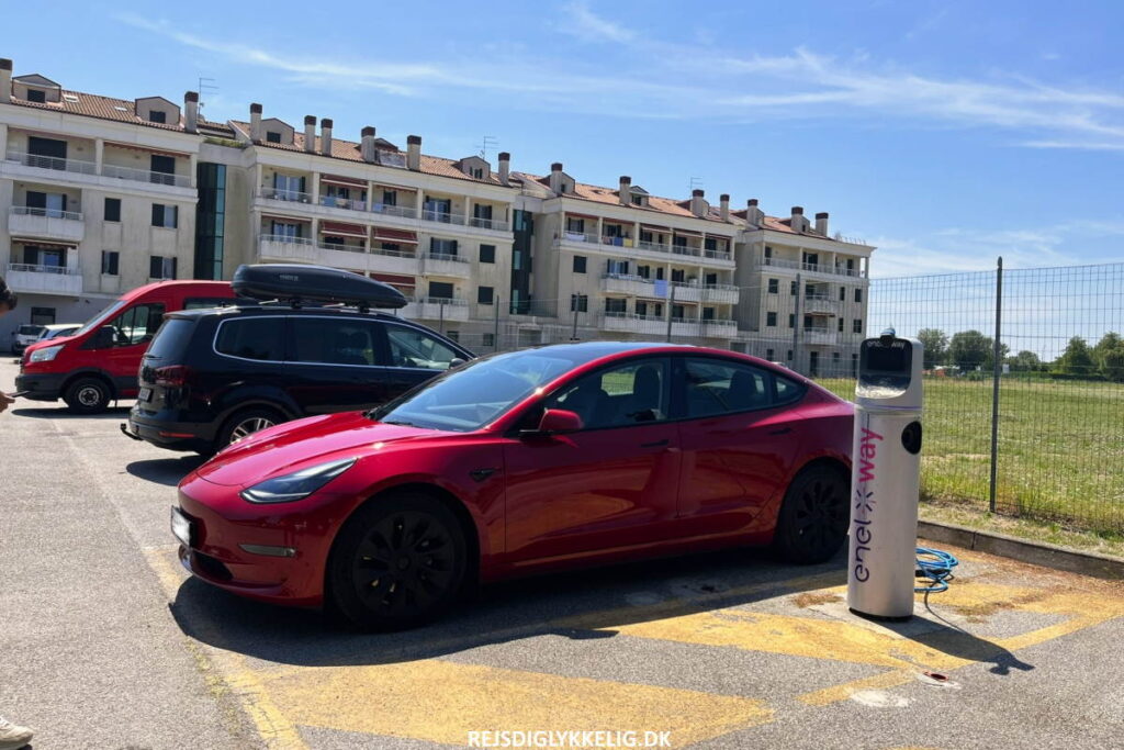 Gode råd til kør-selv-ferien - Tank eller lad bilen i god tid - Rejs Dig Lykkelig